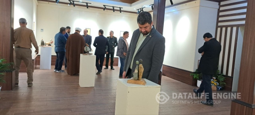 گزارش تصویری از بازدید مسئولین استانی از جمله امیر حسین طاهری مدیر کل فرهنگ وارشاد اسلامی گیلان؛علیرضا مسچیان فرماندار شهرستان لاهیجان از مجموعه آثار یک هنرمند لاهیجانی